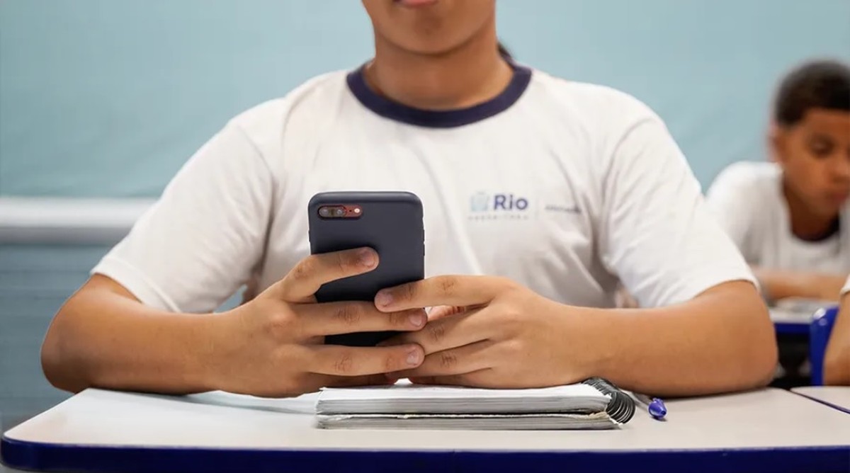 Pesquisa mostra que uma em cada duas pessoas no Rio é a favor do uso do celular nas escolas