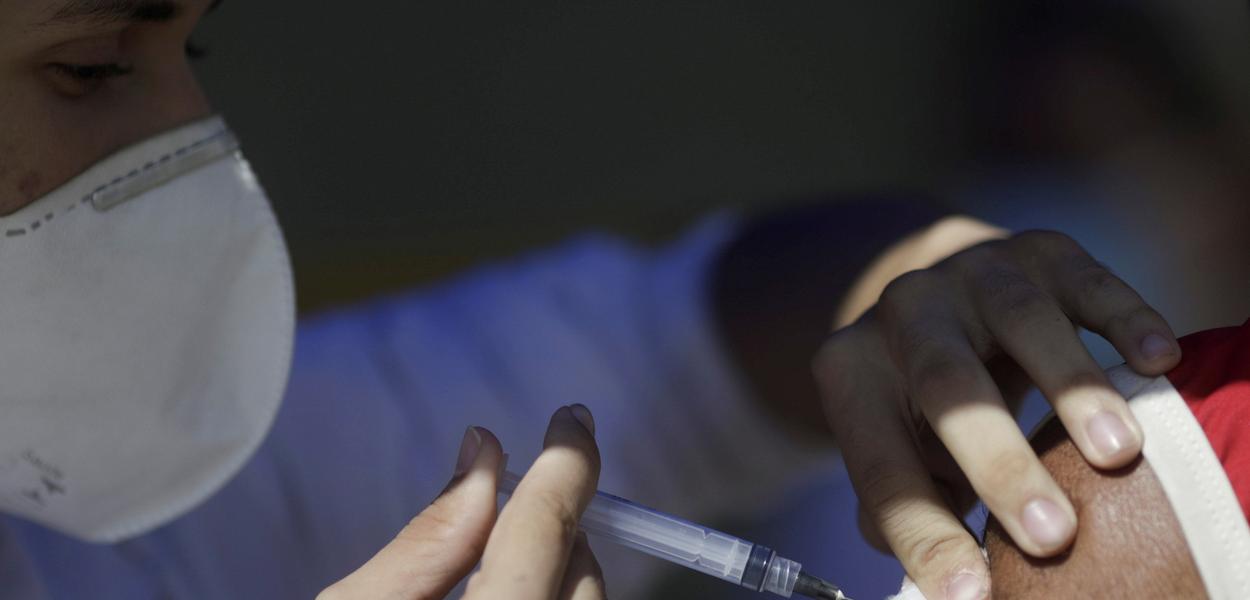 Associações repudiam pesquisa do Conselho Federal de Medicina sobre vacina contra a Covid: ‘atenta contra a saúde e a ciência’