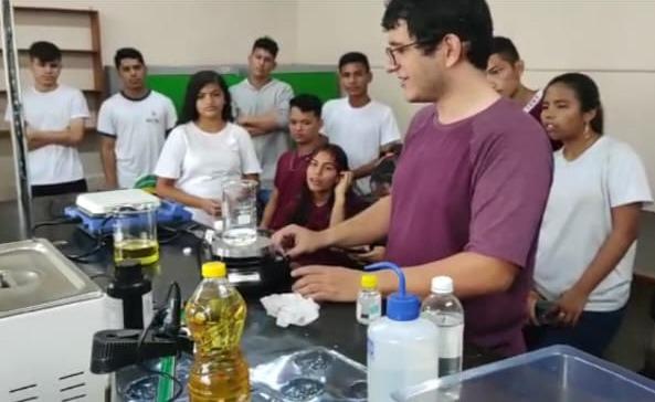 Alunos da rede estadual obtêm biodiesel a partir de óleo residual em pesquisa apoiada pelo Governo do Amazonas