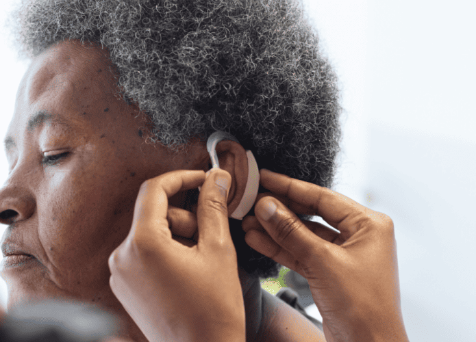 Uso de aparelho auditivo pode prevenir demência em idosos, aponta pesquisa