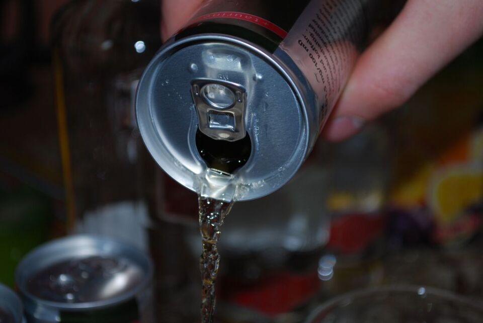 Consumo de bebidas energéticas coloca saúde de jovens em risco